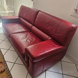 Due divani in vera pelle tinta rosso ciliegio
