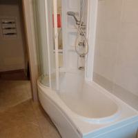 vasca  con doccia idromassaggio verticale 