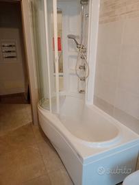 vasca  con doccia idromassaggio verticale 