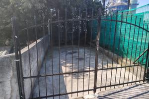 Ampio Posto Auto / Area Privata Recintata con Canc
