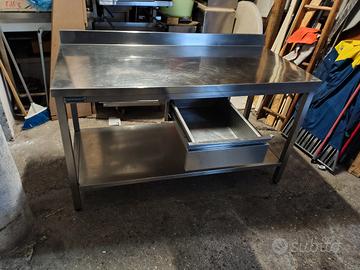 Tavolo in acciaio inox 