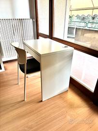 2 scrivanie bianche con sedia – ideali per studio 