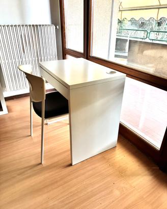 2 scrivanie bianche con sedia – ideali per studio 