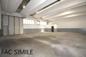 Immobile di 270 m² con 1 locale a Prato