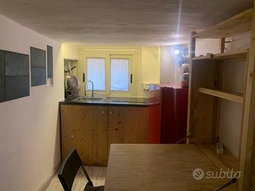 Funzionale piccolo monolocale arredato per single