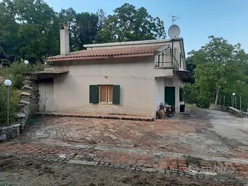 Villa unifamiliare con annesso terreno