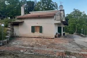 Villa unifamiliare con annesso terreno