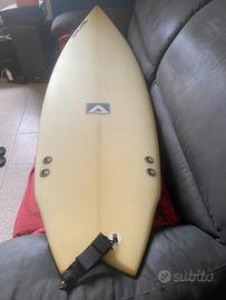 Surf fish da onda disegnata da Al Merrick