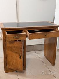 Scrivania vintage in legno con piano in  vetro