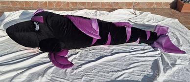 peluche gigante di uno squalo nero e viola 