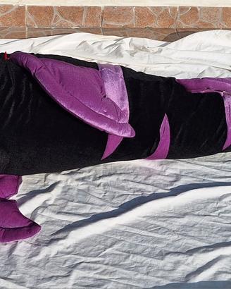 peluche gigante di uno squalo nero e viola 