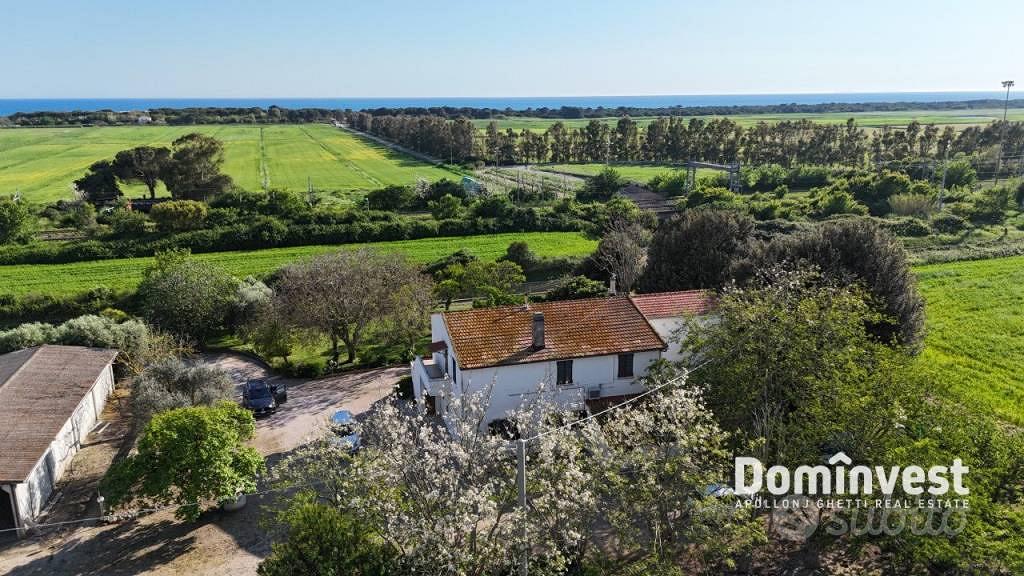 Rustico / Casale di 311 m² con più di 5 locali a C - Altro
