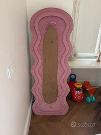 Cornice specchio rosa