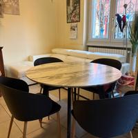 Tavolo rotondo effetto marmo + 4 sedie