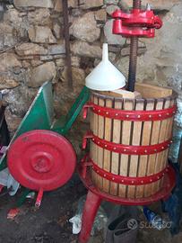 Torchio a leva per uva + pigiatrice e mastello