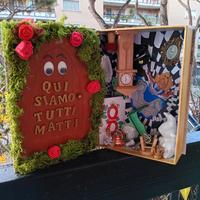 Libro decorativo con Alice nel Paese delle Meravig
