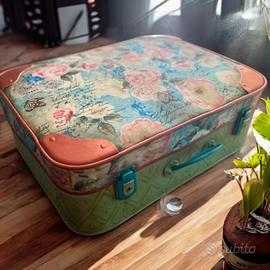 Valigia vintage decorata a mano