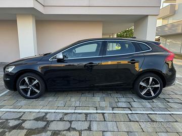 Volvo v 40 r design