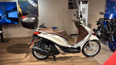 Piaggio Medley 150 con bauletto posteriore paraven