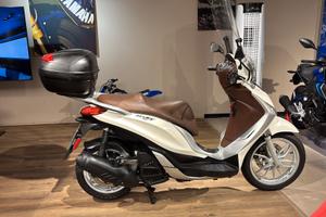 Piaggio Medley 150 con bauletto posteriore paraven