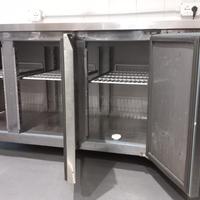 Attrezzatura Ristorante (frigo prof. e sgabelli)