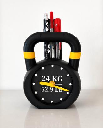 orologio porta penne a forma di kettlebell 