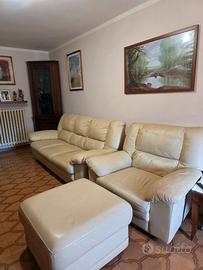 Divano in pelle con poltrona e puff