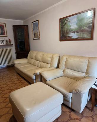 Divano in pelle con poltrona e puff