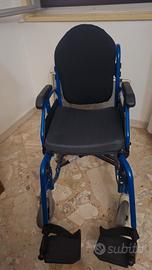 Sedia a rotelle con cuscino ergonomico