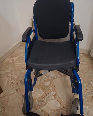Sedia a rotelle con cuscino ergonomico