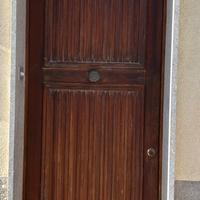 Portoncino e finestre in legno