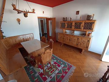 Salottino in legno pregiato stile tirolese