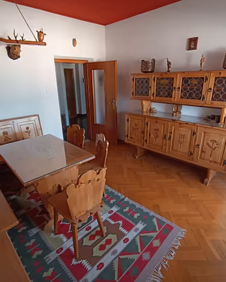 Salottino in legno pregiato stile tirolese