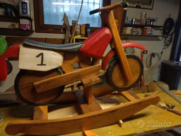 moto a dondolo in legno 