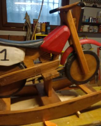 moto a dondolo in legno 