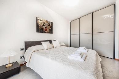 Armadio con ante scorrevoli in vetro satinato