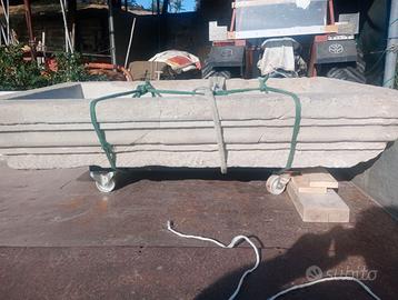 Blocco unico di elementi in pietra antica