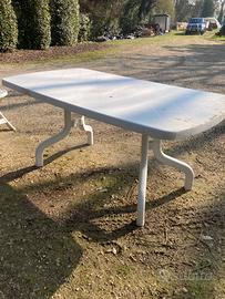 Tavolo e sedie da giardino