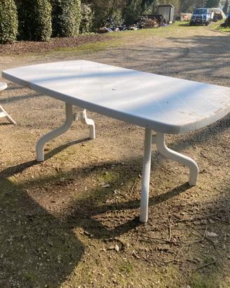 Tavolo e sedie da giardino