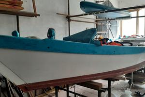 Imbarcazione in legno Batela gradese e fuoribordo