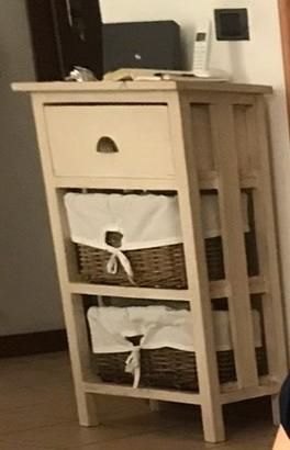 Armadiettio  in legno massiccio shabby chic