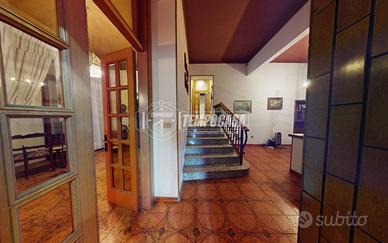 APPARTAMENTO CON 4 CAMERE IN ZONA POSTE!