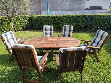 Tavolo in legno allungabile con sedie reclinabili