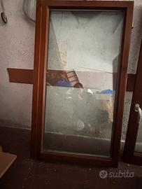 Finestra in Legno con Vetri Doppi e Cornice