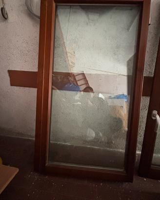 Finestra in Legno con Vetri Doppi e Cornice