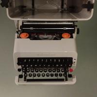 Macchina da scrivere Olivetti Valentine bianca