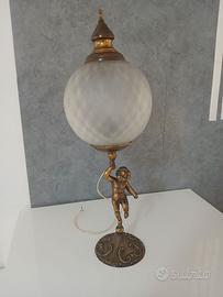 Antica Lampada da Tavolo Sfera in Vetro con Statua
