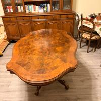 Tavolo in legno lavorato