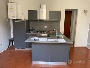 Cucina con penisola completa di elettrodomestici