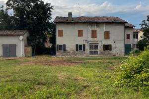 Rustico da ristrutturare con ampio giardino